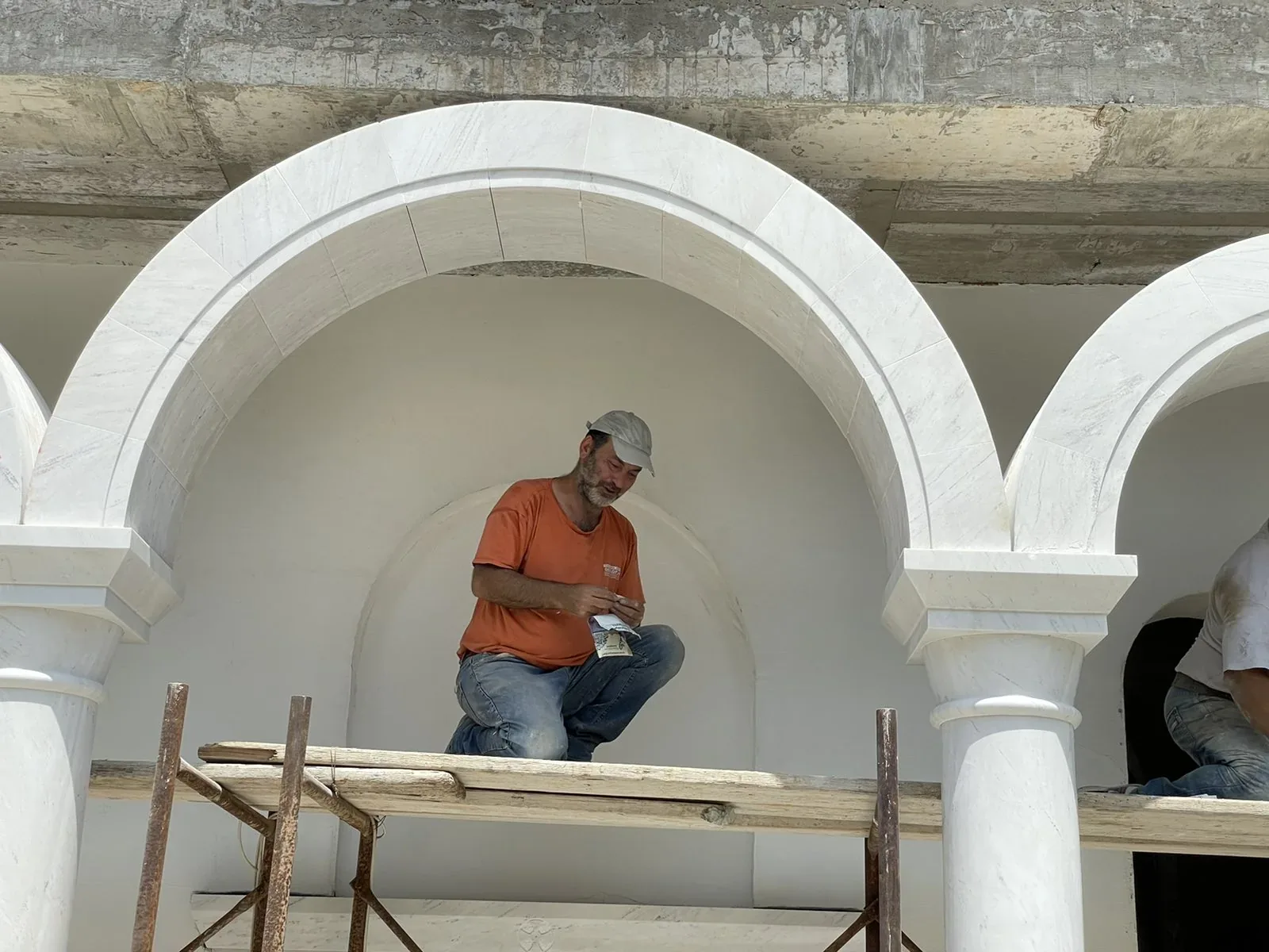 Εργασία τοποθέτησης μαρμάρινου τόξου σε κτίριο