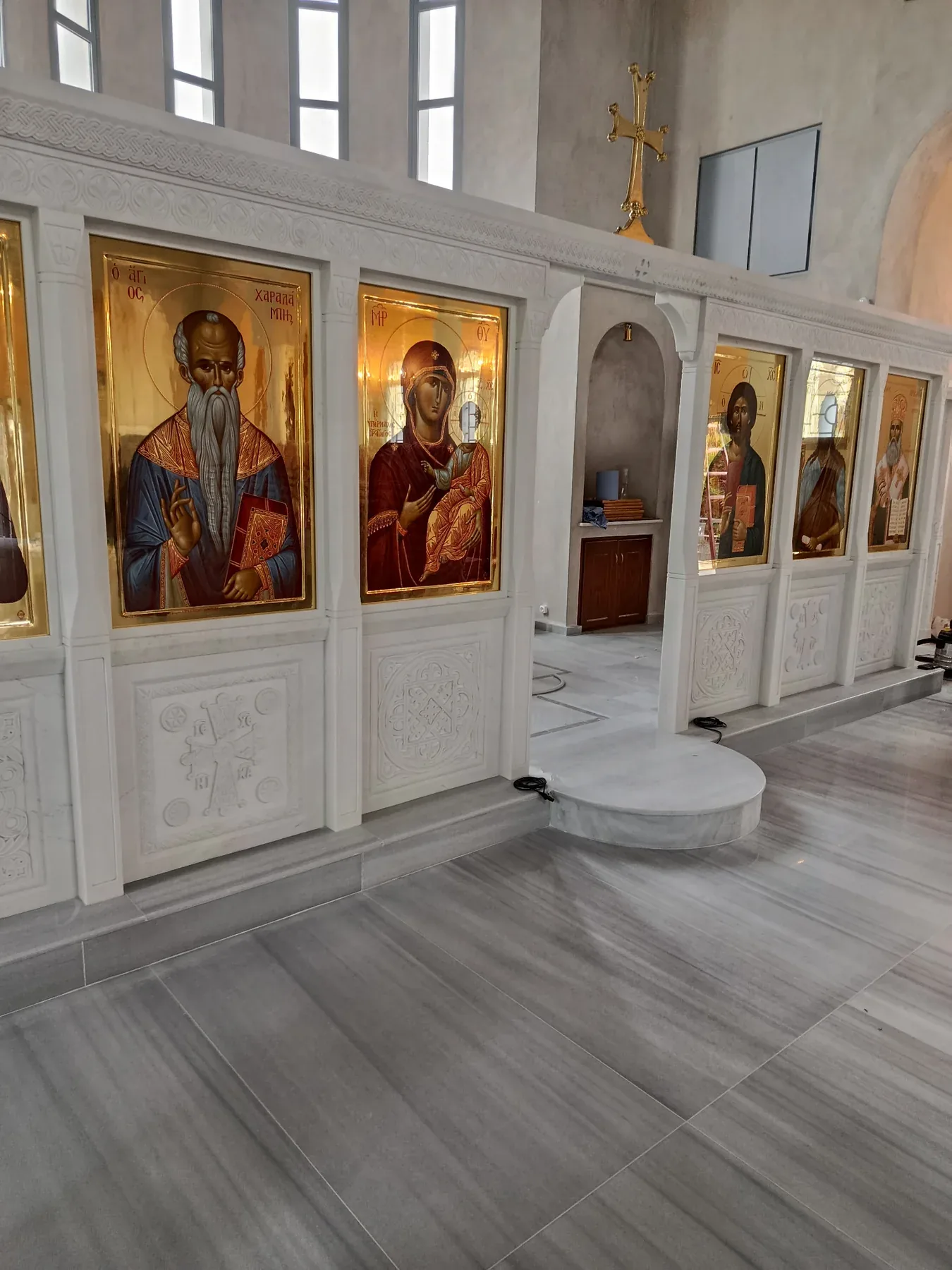 Ολοκληρωμένο μαρμάρινο τέμπλο με εικόνες