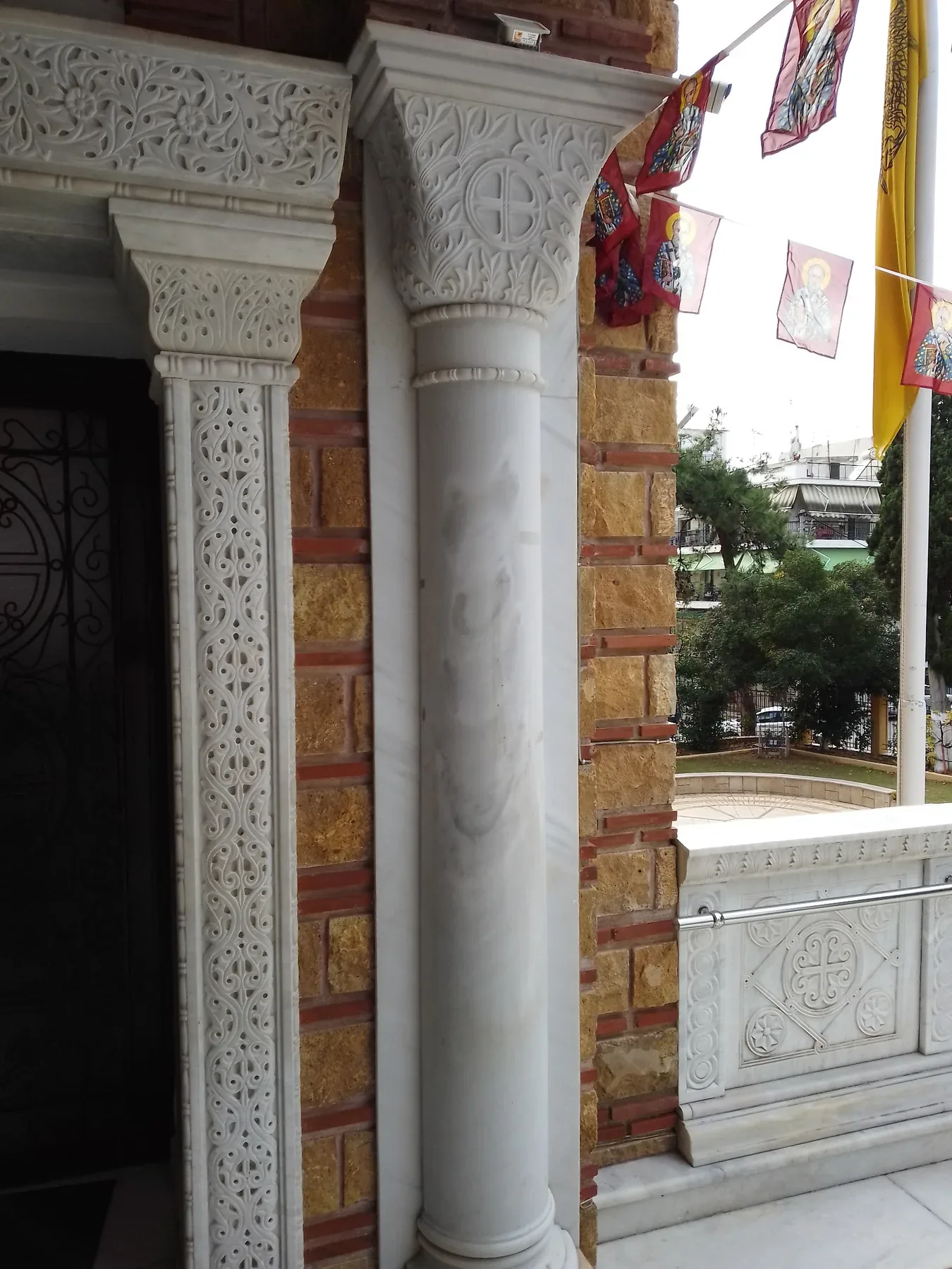 Λεπτομέρεια μαρμάρινου κίονα και διάτρητης παραστάδας