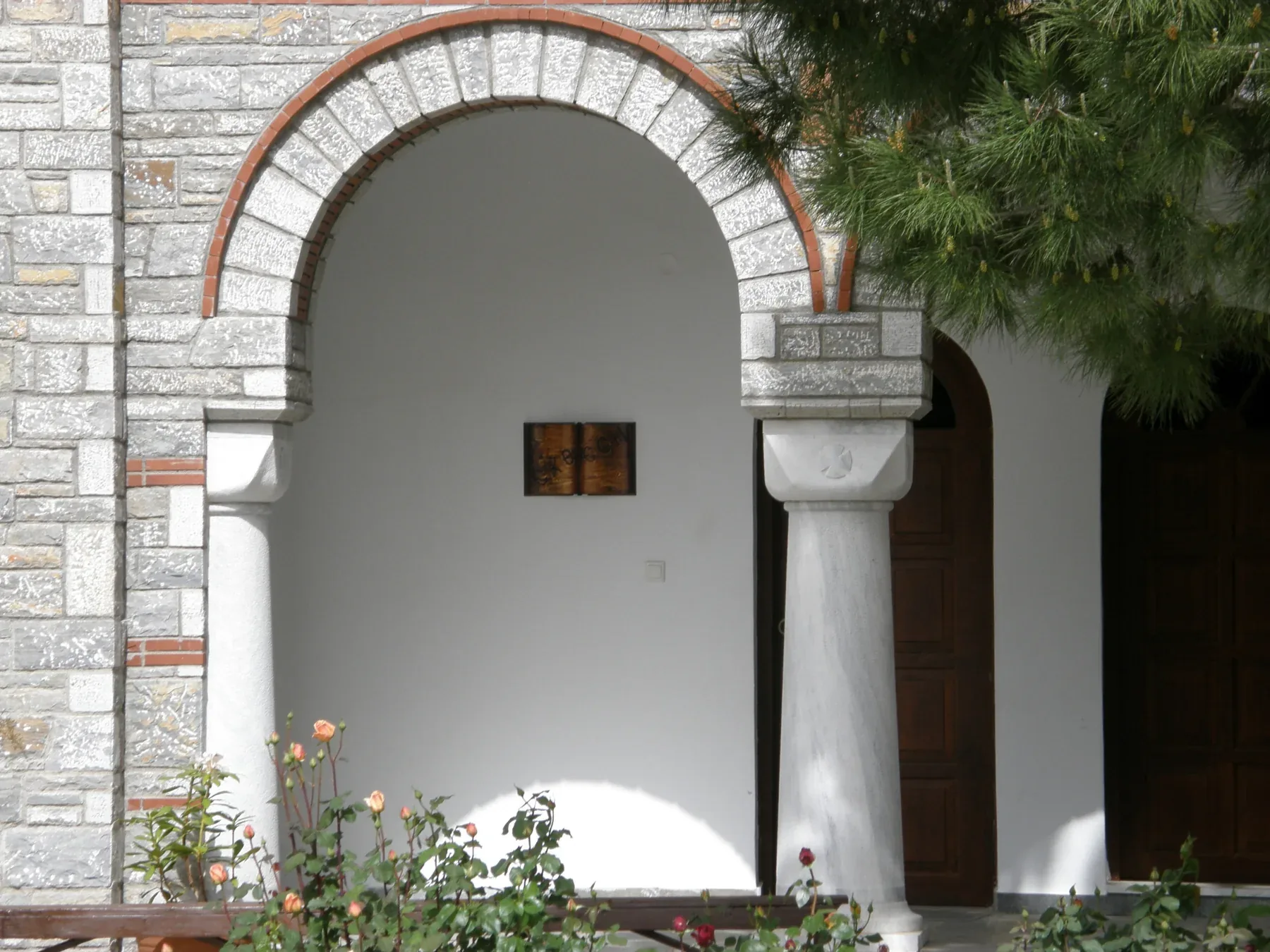 Μαρμάρινο εξωτερικό τόξο με κίονα