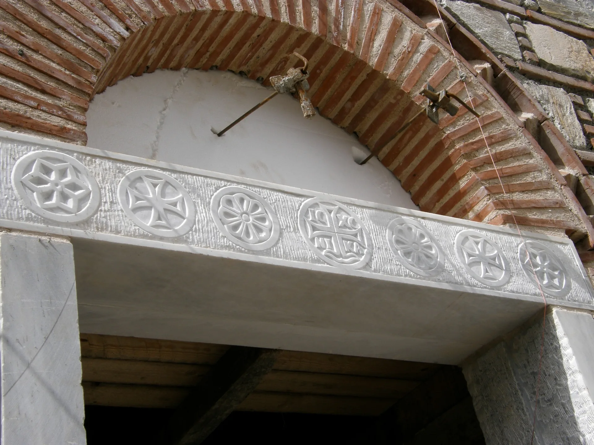 Μαρμάρινο ανώφλιο με ανάγλυφα σύμβολα
