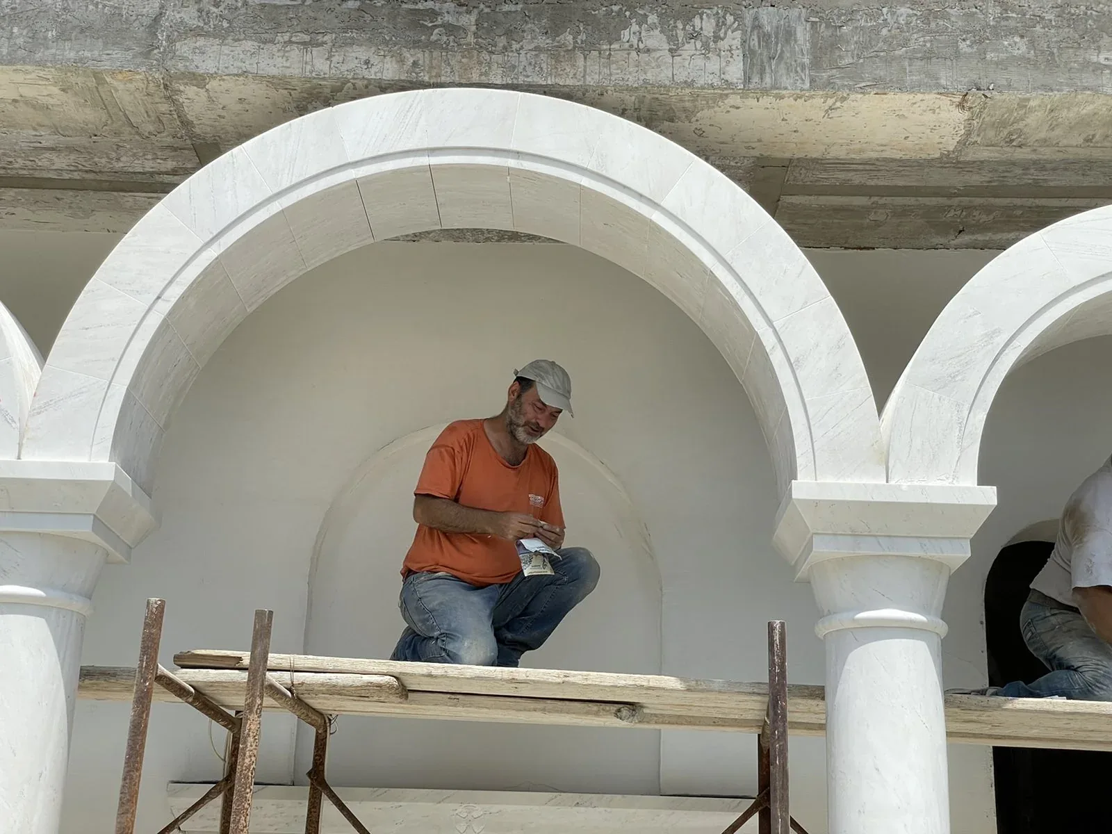 Εργασία κατασκευής μαρμάρινου τόξου