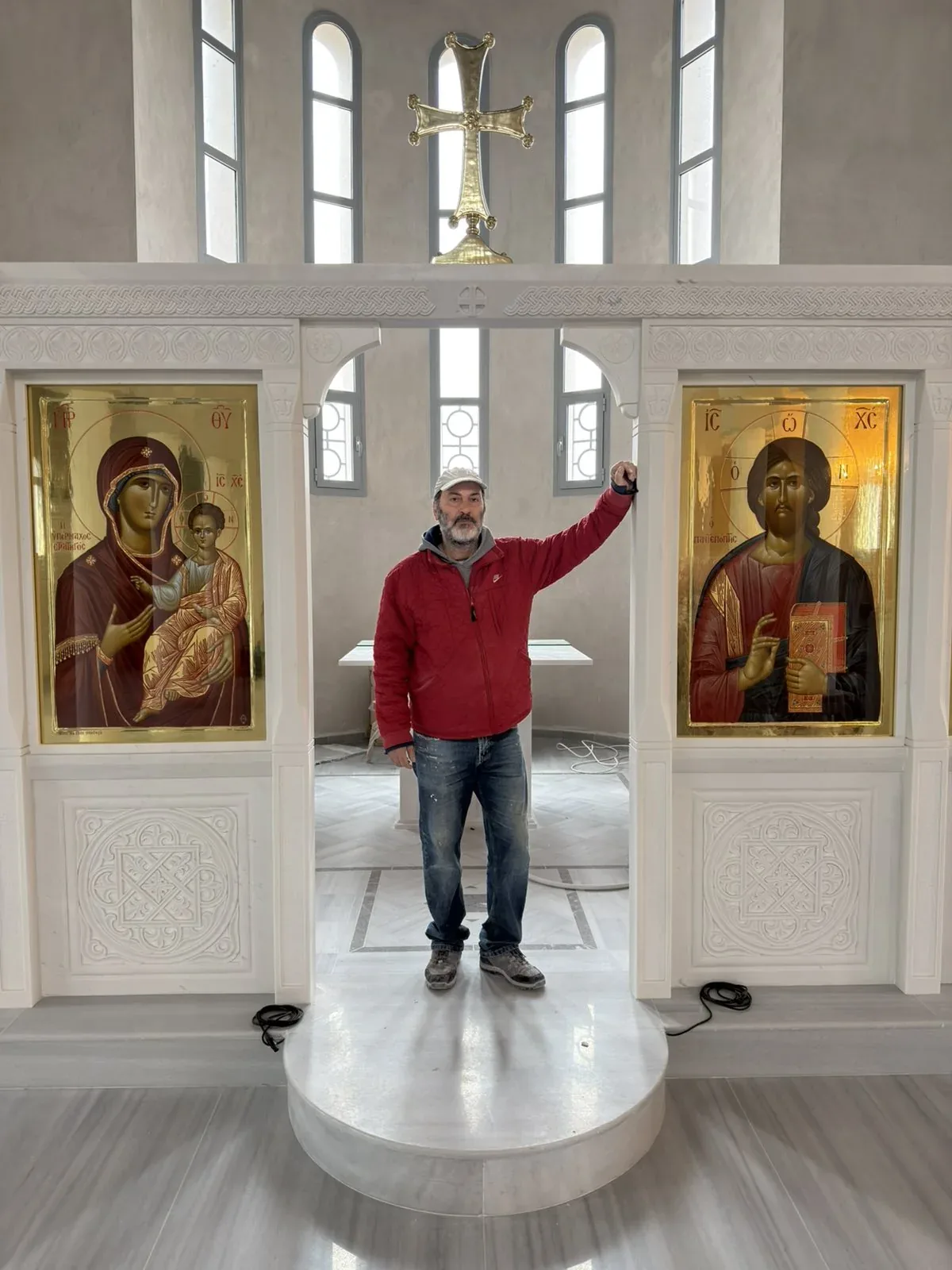 Ο δημιουργός μπροστά σε μαρμάρινο τέμπλο