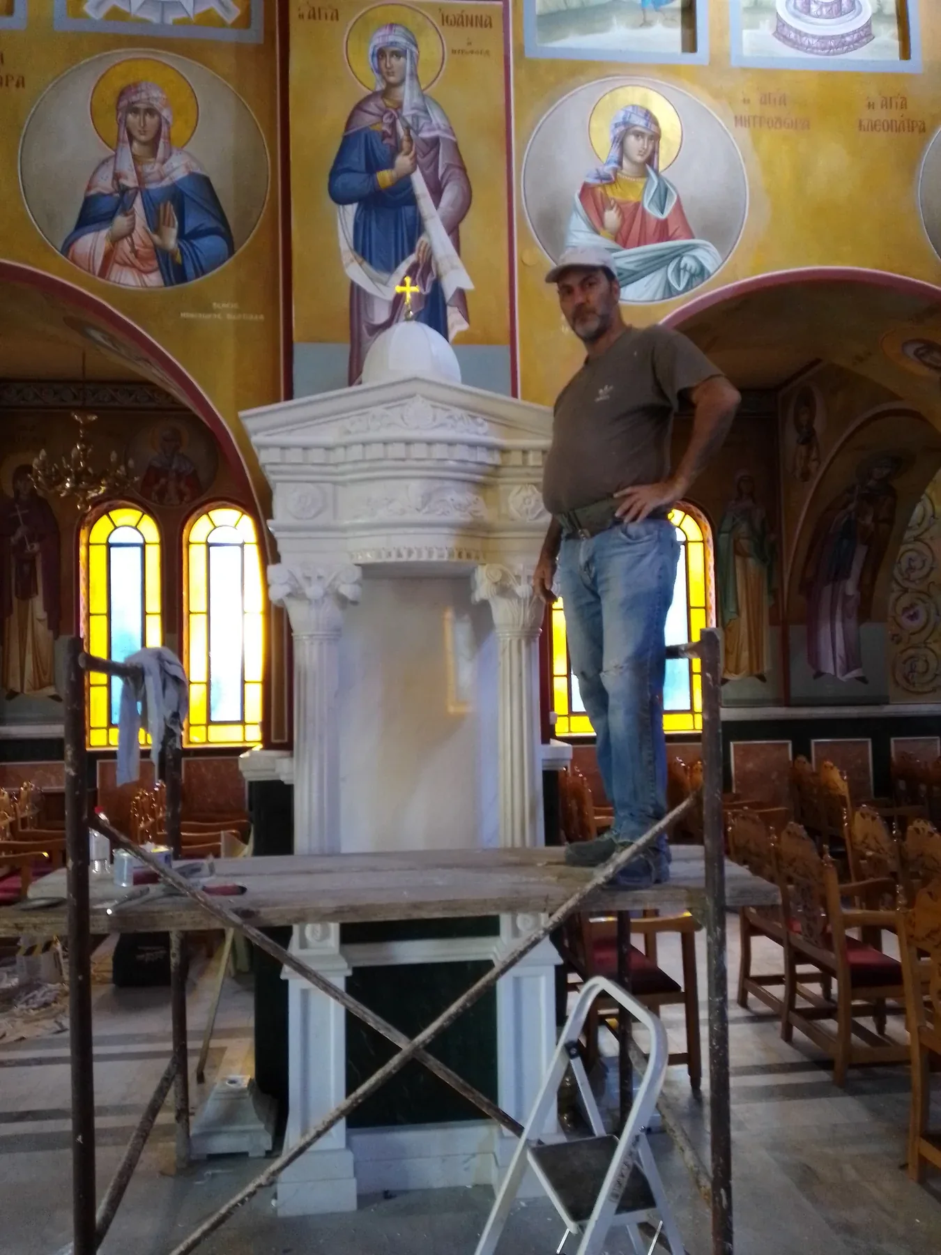 Εργασία σε μαρμάρινο άμβωνα μέσα σε ναό